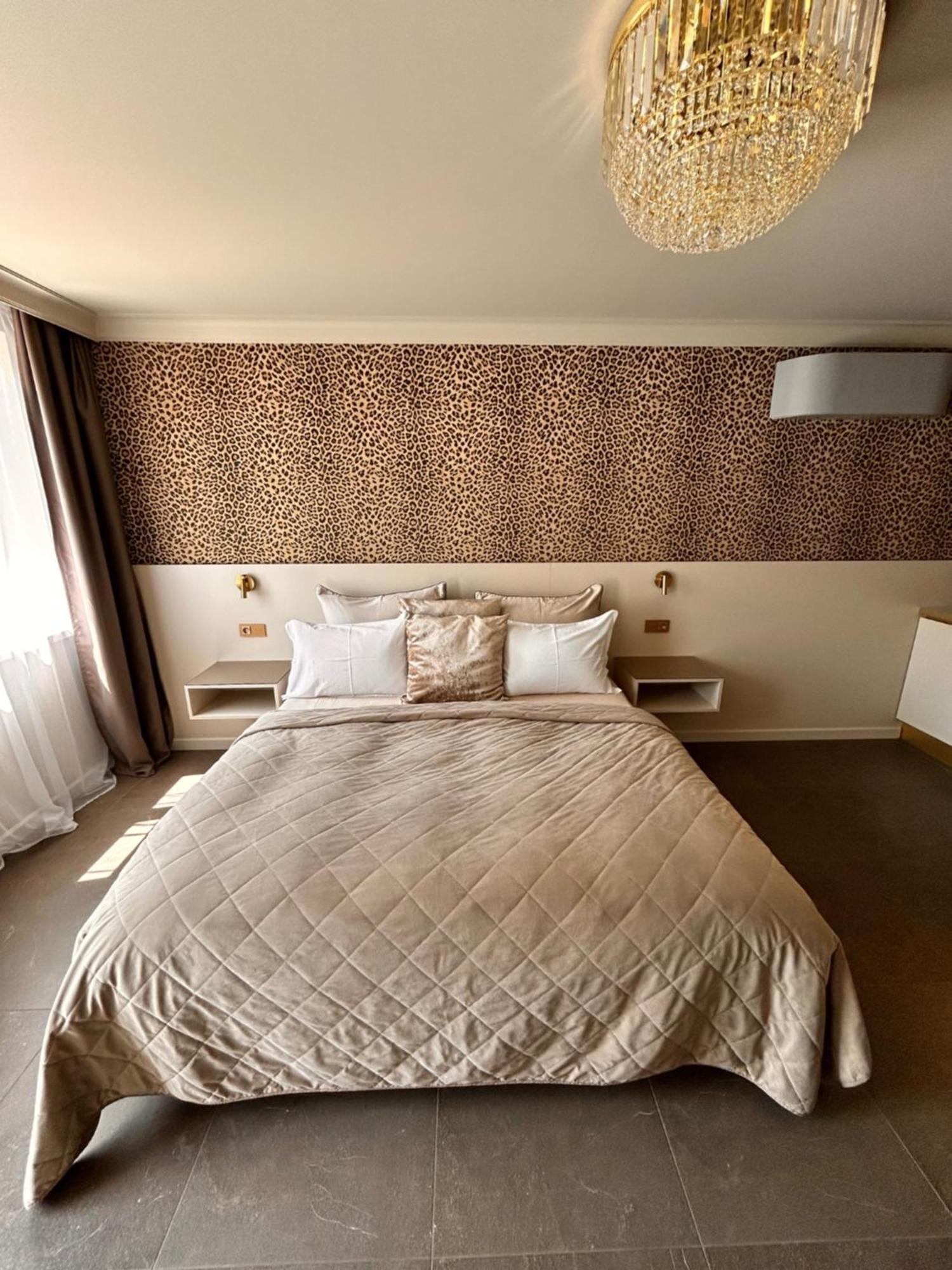 Royal Apartmany Dobris Bagian luar foto